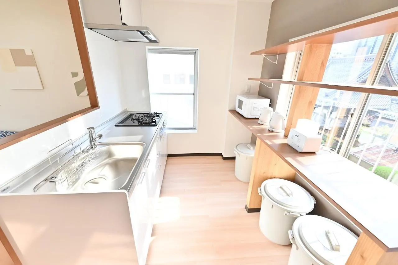 Ueno Inari House: Traditional Tokyo Lodging 0*,  Japan